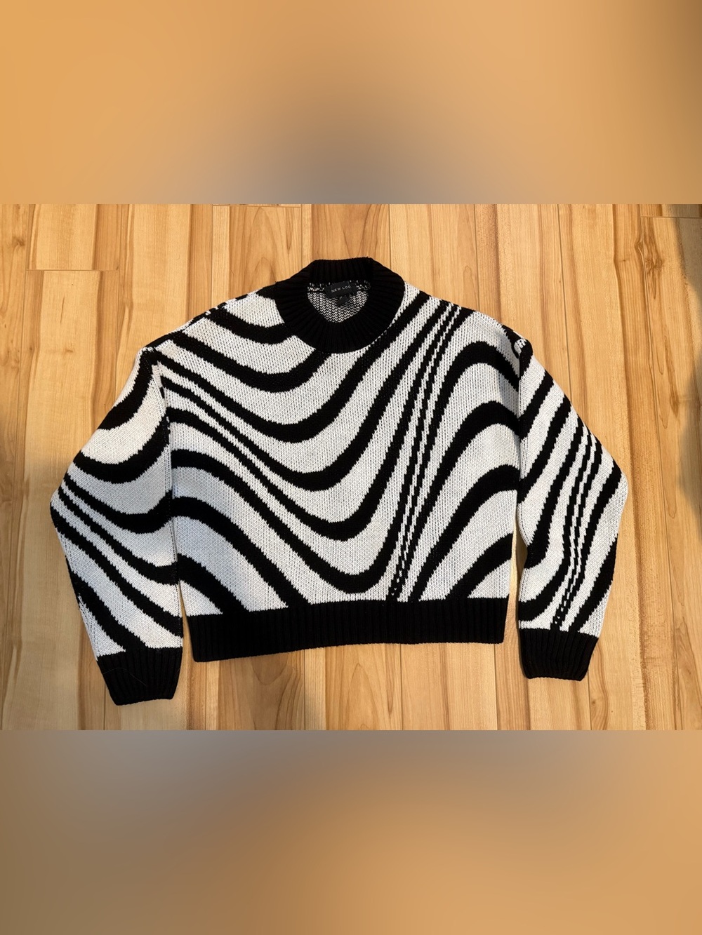 New Look Black & White Wave-Pattern Crewneck Sweater